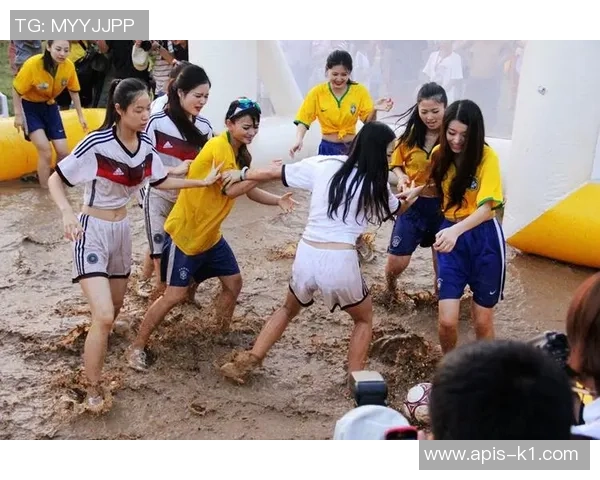 泥浆中的拼搏与激情女子泥浆足球展现女性力量与团结精神